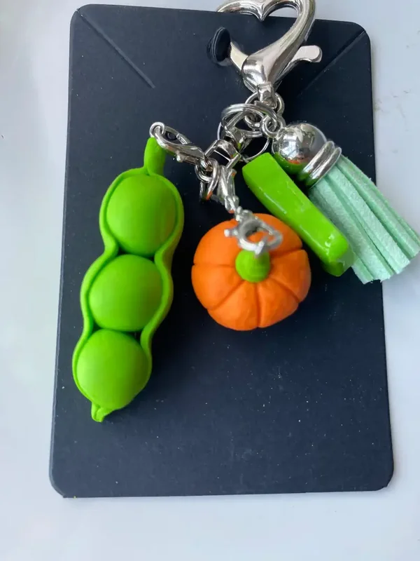 Charm' Fimo fait main — Petits pois & Citrouille | Accessoire artisanal La Chaux-de-Fonds