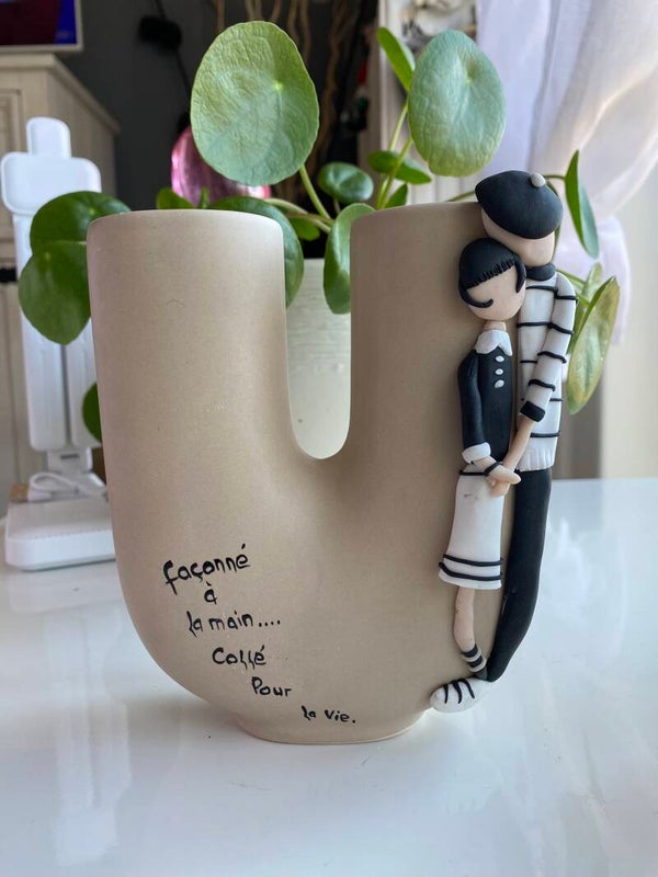 Vase décoratif en U – Couple enlacé