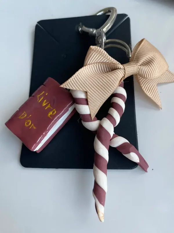 Charm' Fimo fait main — Livre & Écharpe | Accessoire artisanal La Chaux-de-Fonds