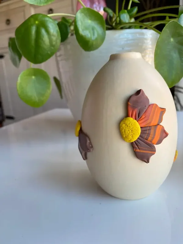 Vase beige – Éclats de marguerites, fait main