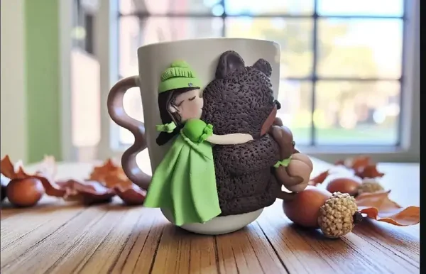 Mug artisanal décoré en Fimo – Petite fille à la robe verte et ourson