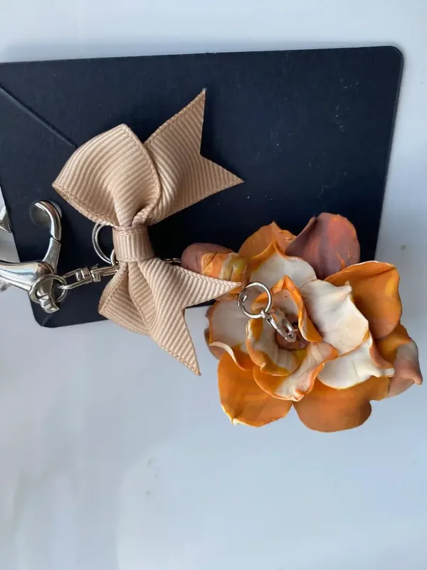 Charm's Bag – Rose brune en Fimo, pièce unique