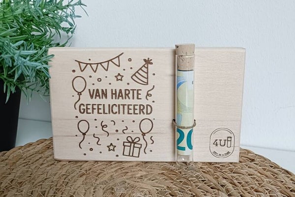 Geld cadeau: houten plankje met reageerbuis 'VAN HARTE GEFELICITEERD'