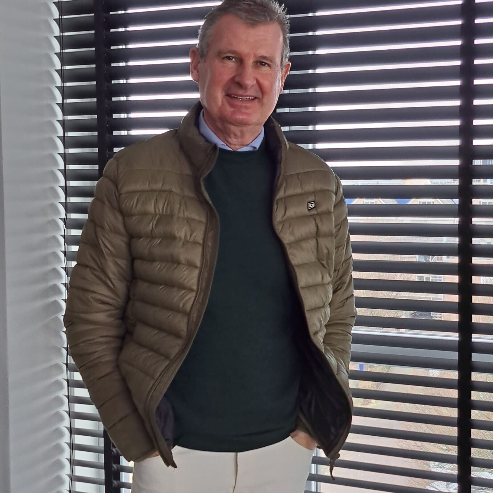 Voordelige klusser schilkder Bob tegelen lamiinaat leggen timmeren isoleren