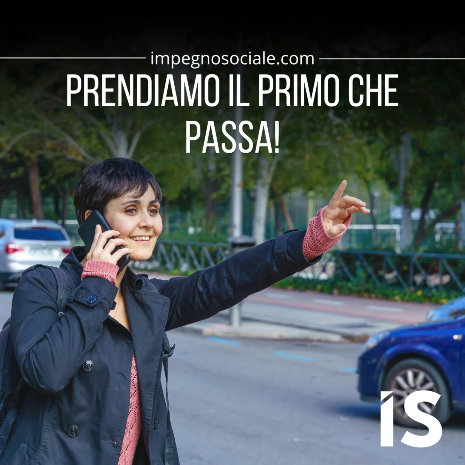 Donna che ferma qualcuno per strada, immagine simbolica sulla sostituzione del personale educativo non specializzato