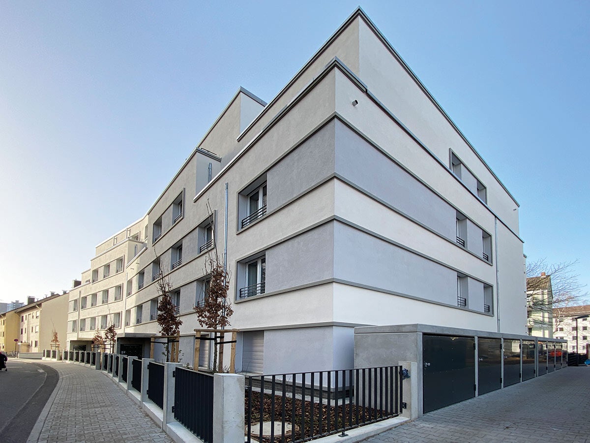 Mehrfamilienhaus mit Eingangsbereich und Außenwegen
