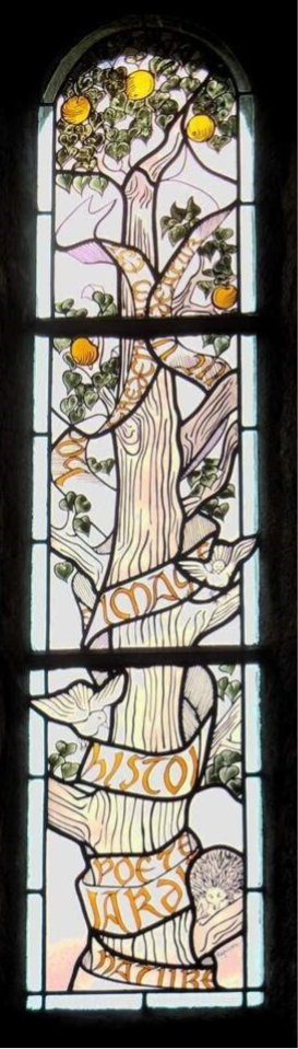 Le jardin des histoires symbolisé par un arbre.  Les phylactères s’enroulent autour du tronc de l’arbre et viennent se mélanger à ses feuilles et à ses fruits.  Un petit hérisson se promène dans chacun des quatre vitraux. Saurez-vous le retrouver ?