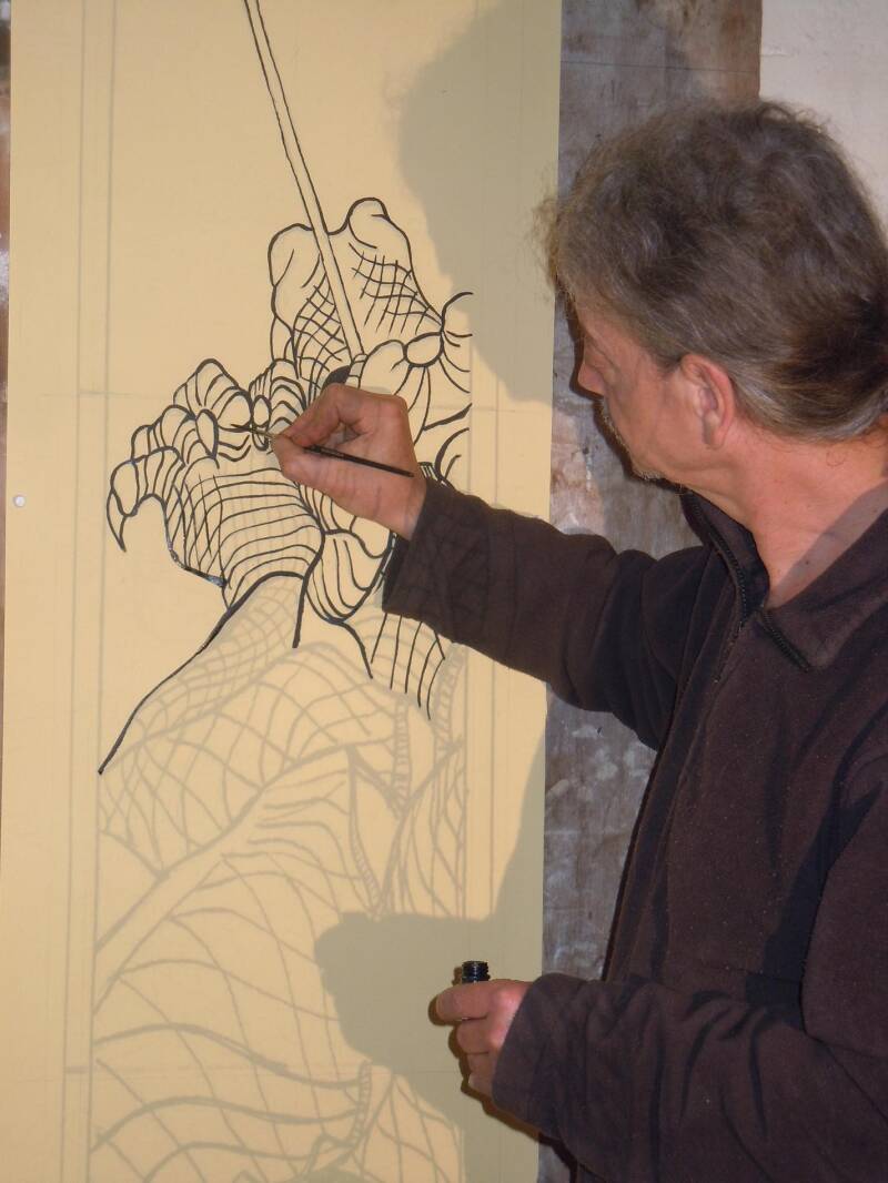 Laurent Depierre intervenant sur le carton du vitrail du dragon. 