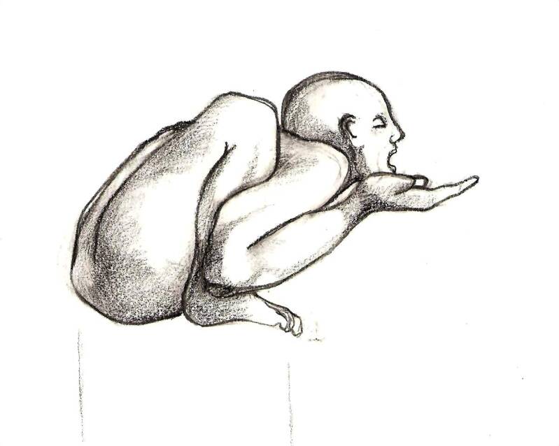 Dessin de gargouille de forme humaine vue de profil. Elle est accroupie, le buste penché entre les genoux, ses mains réunies en coupelle sous le menton.