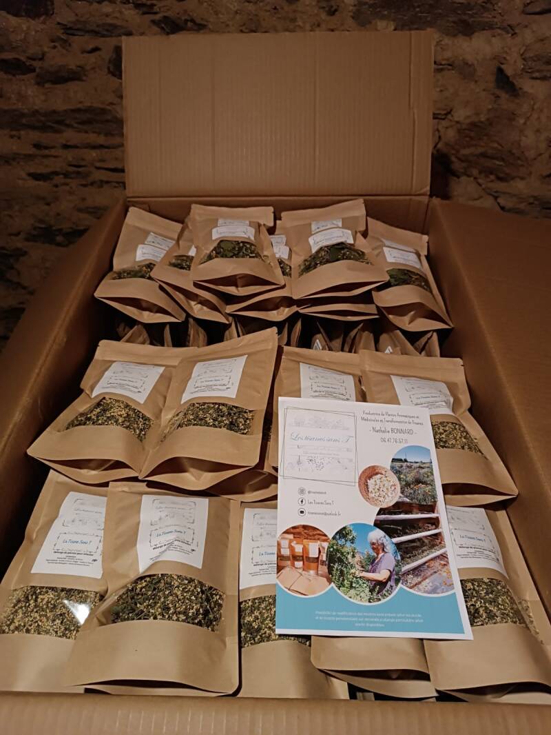 préparation d'une commande de sachets de tisanes pour une boutique en ville