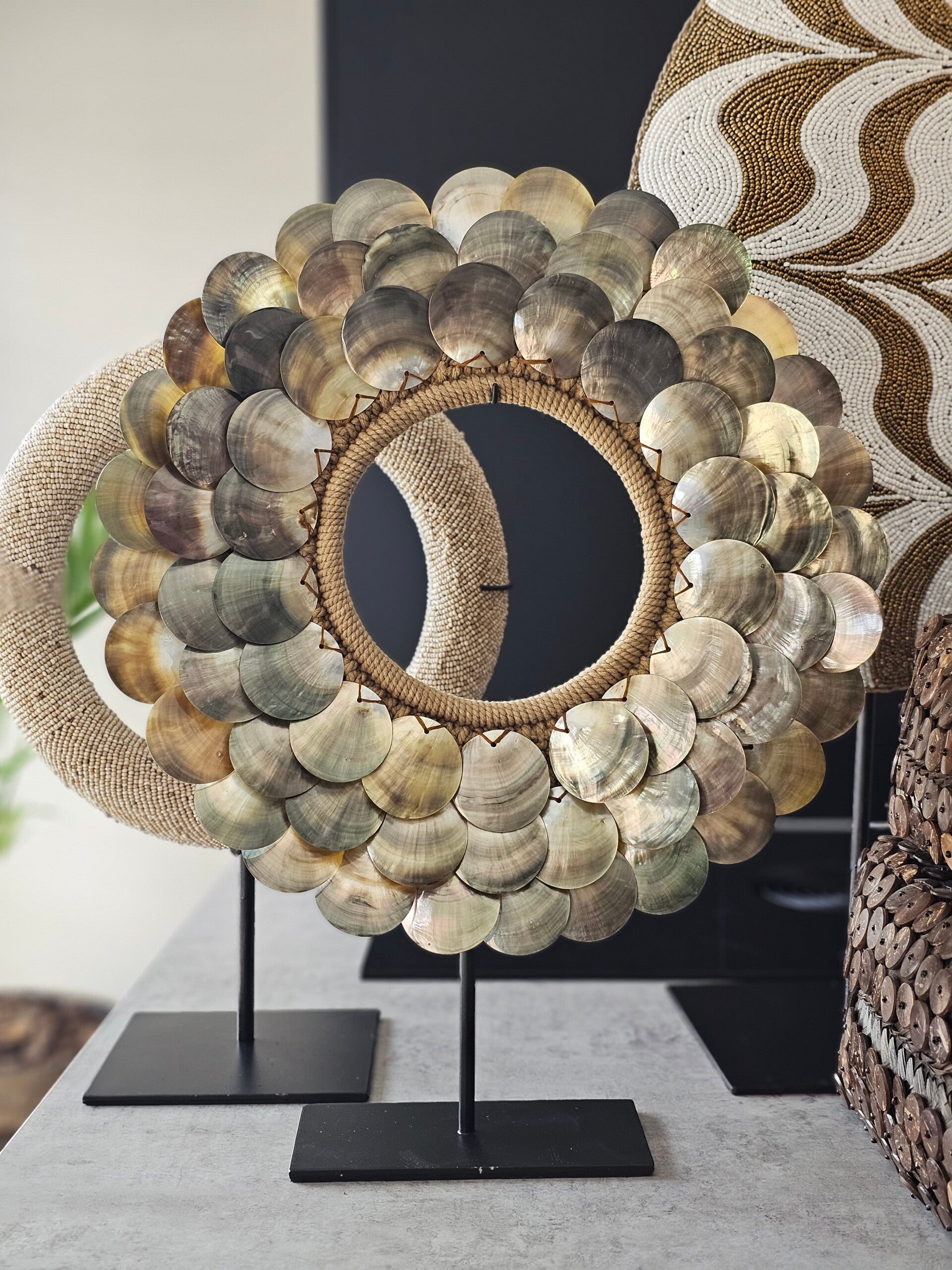 Luxury Living Capiz parelmoer schelpenkrans op voet