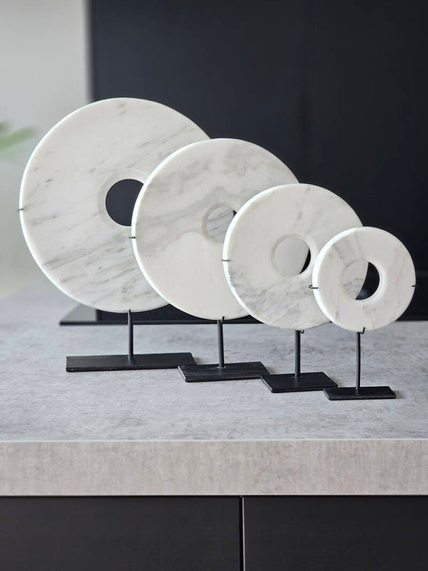 Ornament white marble op voet ( XS t/m L)