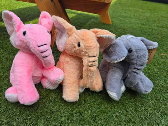 Knuffel olifant zittend