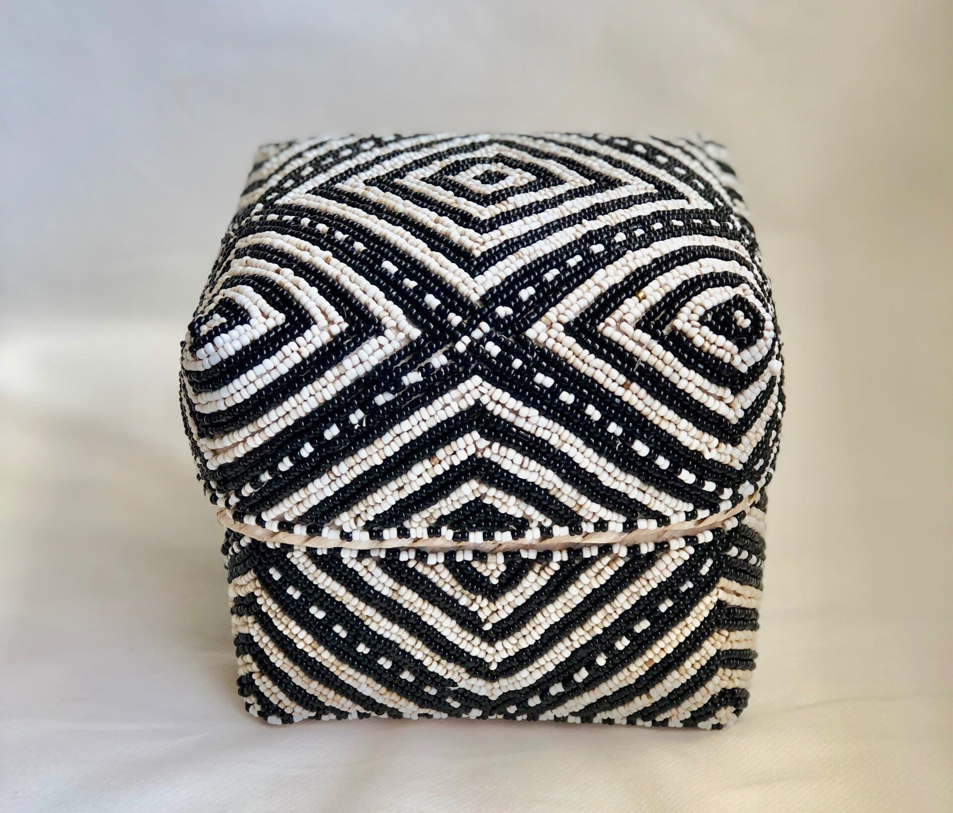 Parel box : zand, zwart (fijne lijntjes)