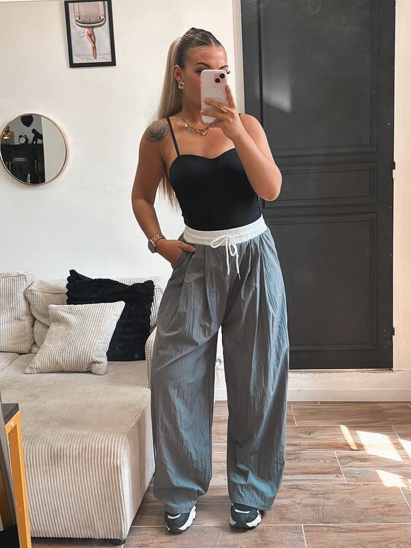 Pantalon gris avec élastique blanc