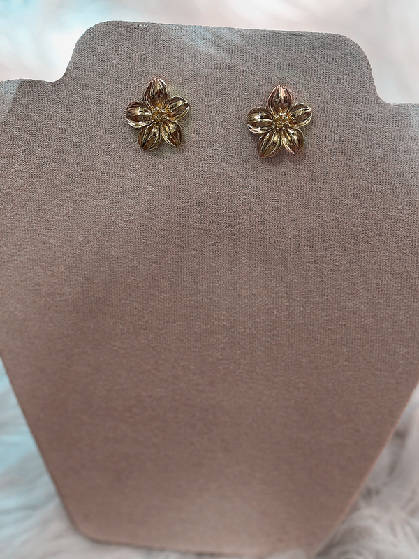 Boucle d’oreille fleur doré.