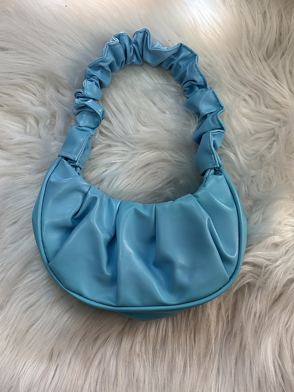 Sac à main bleu ciel.