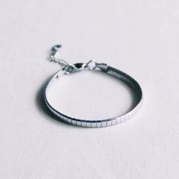 Stalen platte armband gestreept - zilver