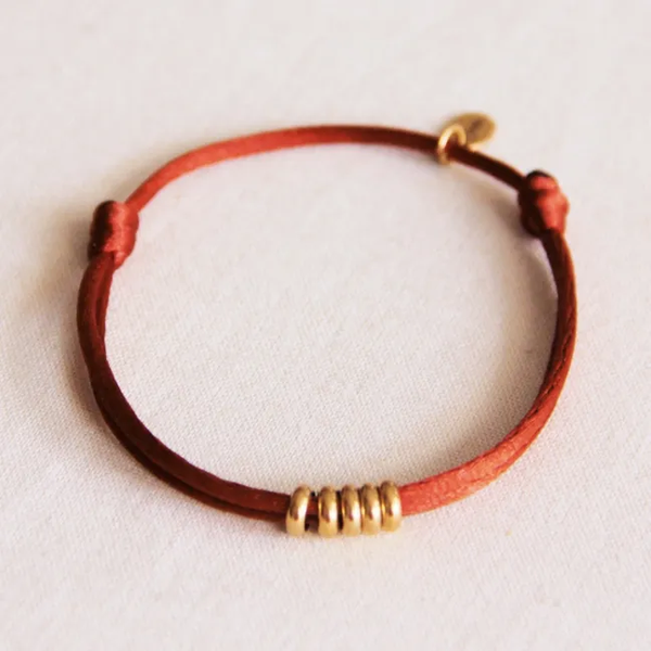 Satijn armbandje met ringen – cognac/goud