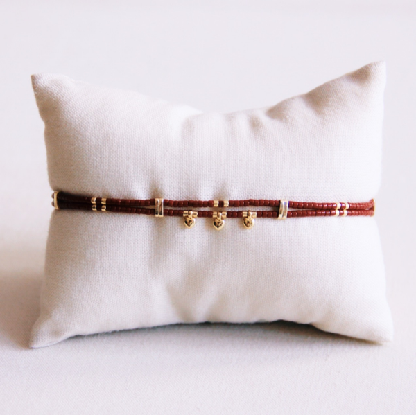Dubbel miyuki armbandje met 3 mini hartjes - donkerbruin