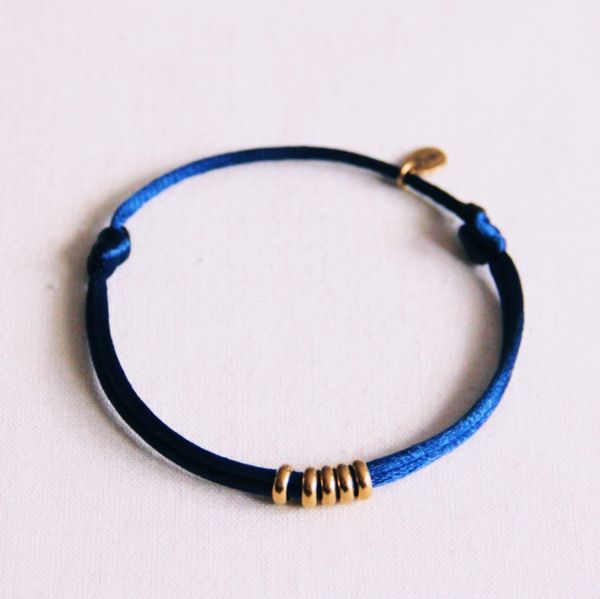 Satijn armbandje met ringen – donkerblauw/goud