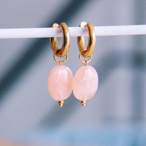 Brede creool met ovale resin bedel - lichtroze