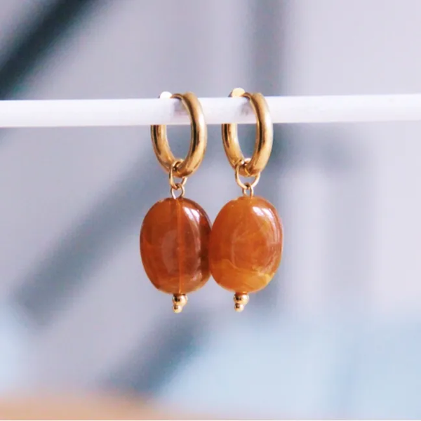 Brede creool met ovale resin bedel - camel