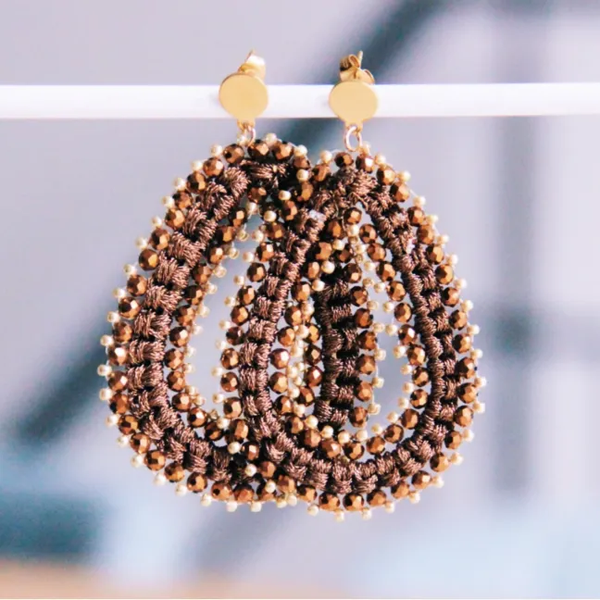 Statement oorbel geweven facet druppel - bruin