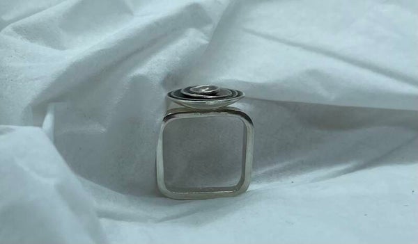 Vierkante ring, met kommetjes, zilver, maat 16.5