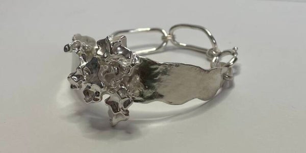 Armband met gegoten element