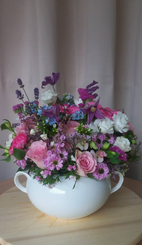 Feld bloemstuk in pot.
