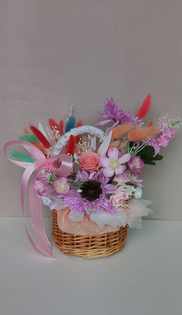 Kunstbloemen in een mandje