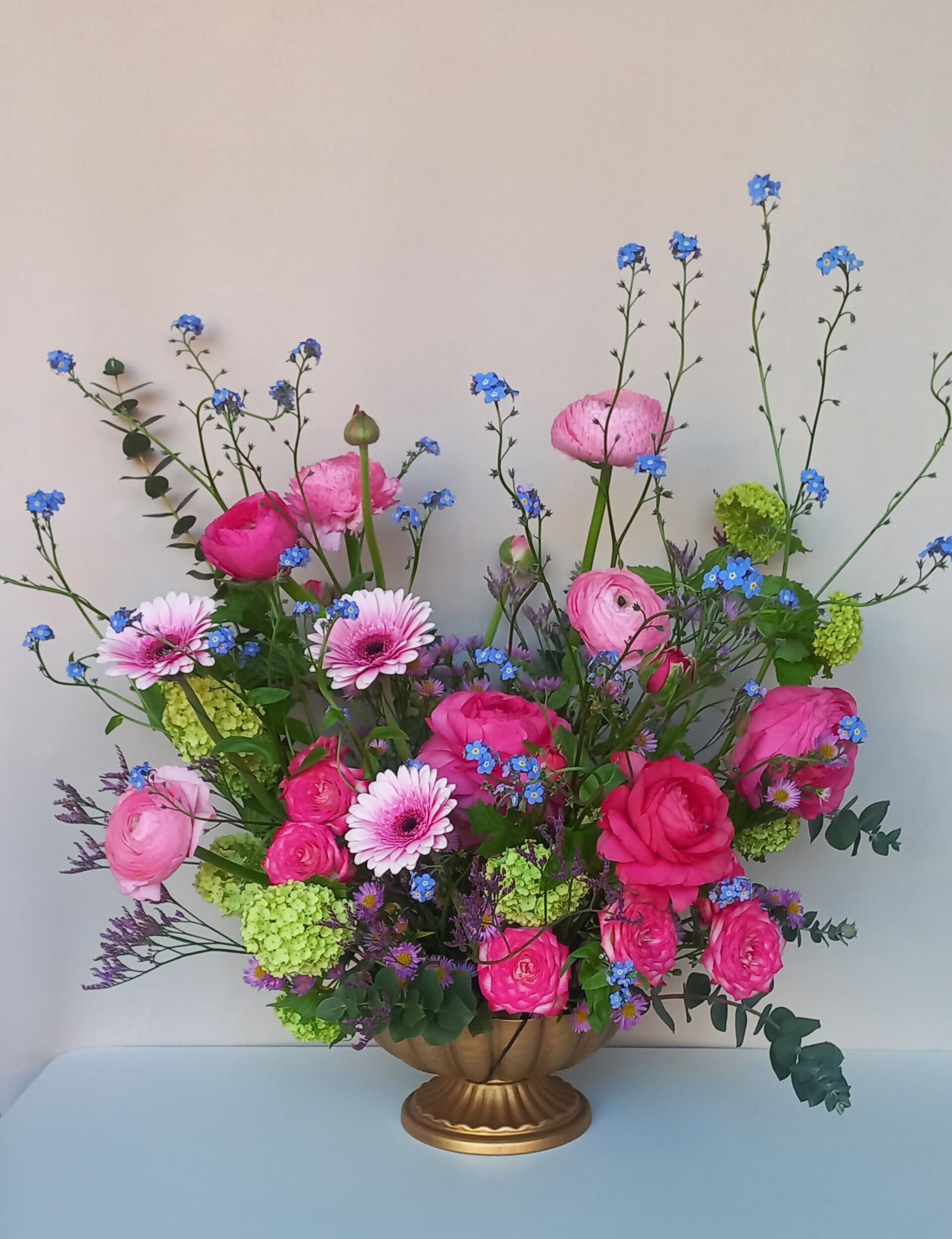 Compositie van lentebloemen in een bloembak
