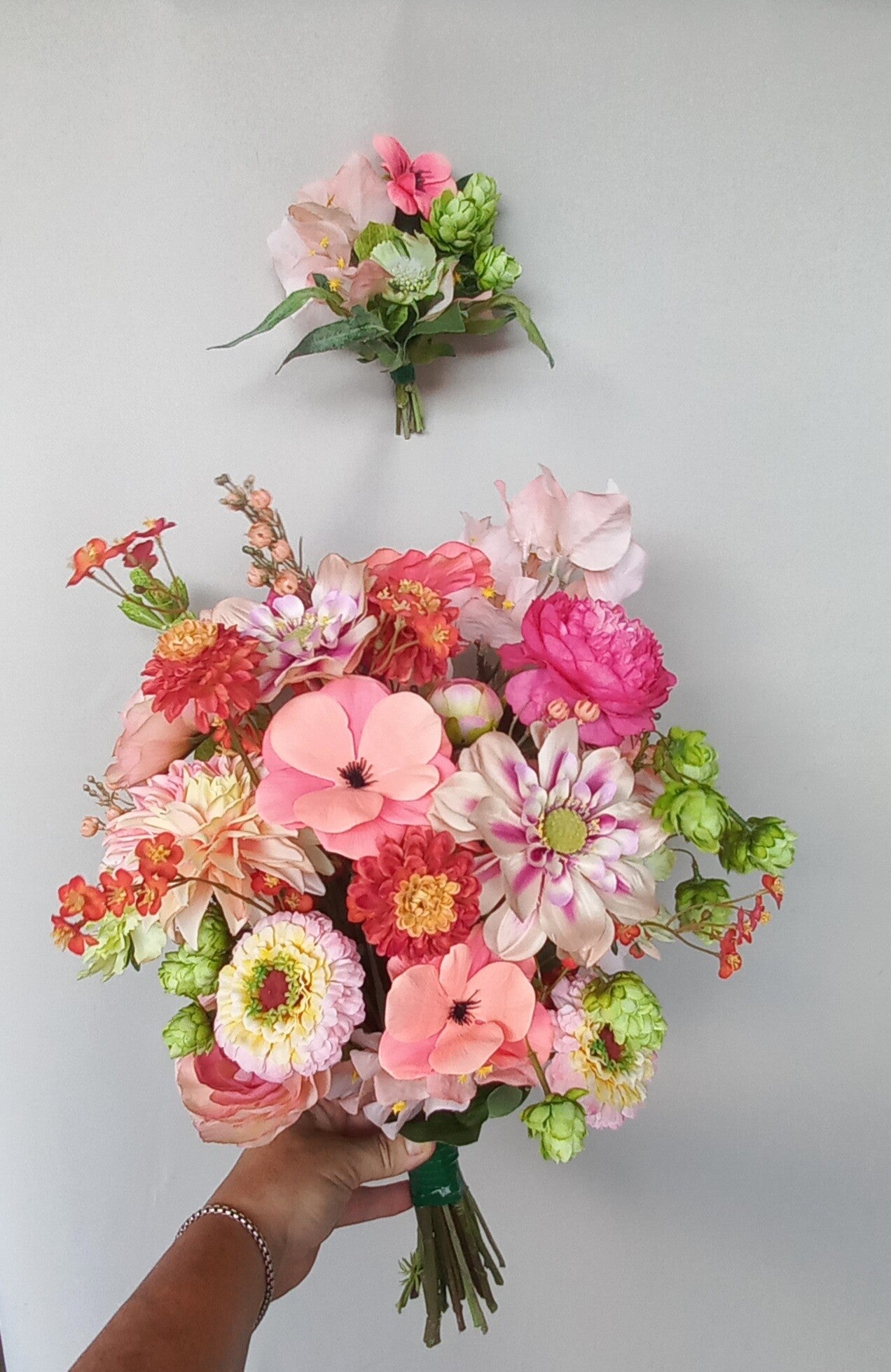 Een boeket kunstbloemen