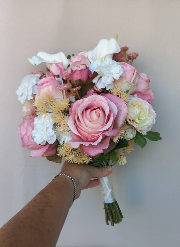 Een boeket van kunstbloemen
