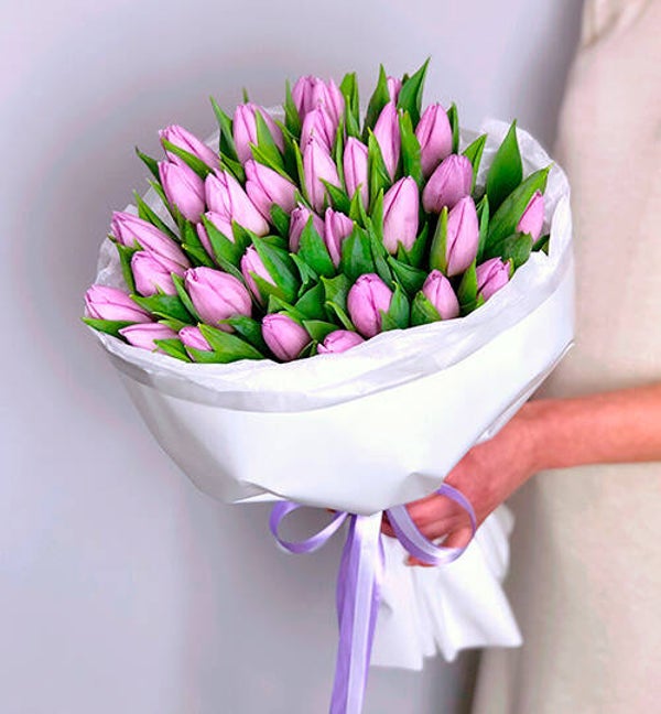 Een boeket paarse tulpen