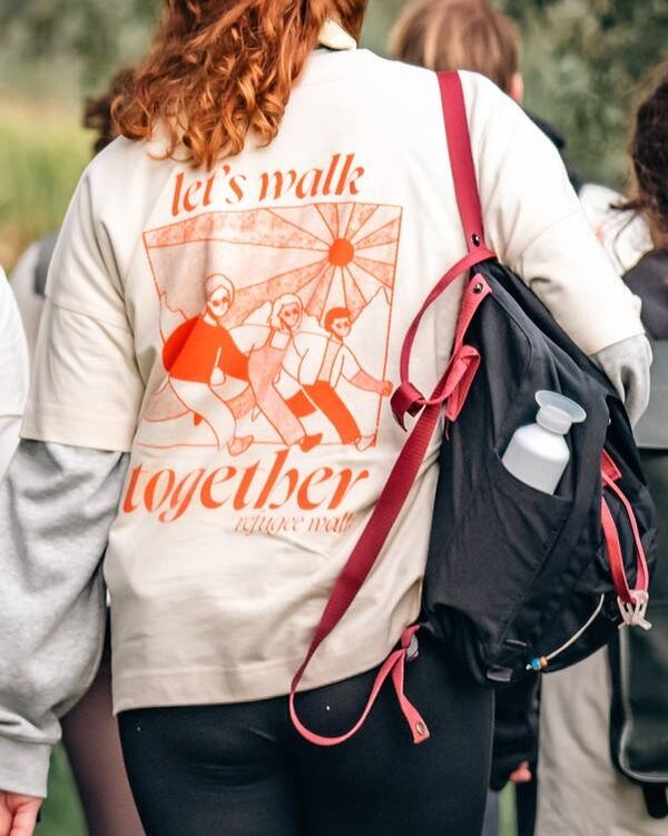 T-shirt Refugee Walk — Let's walk — oversized, oranje opdruk