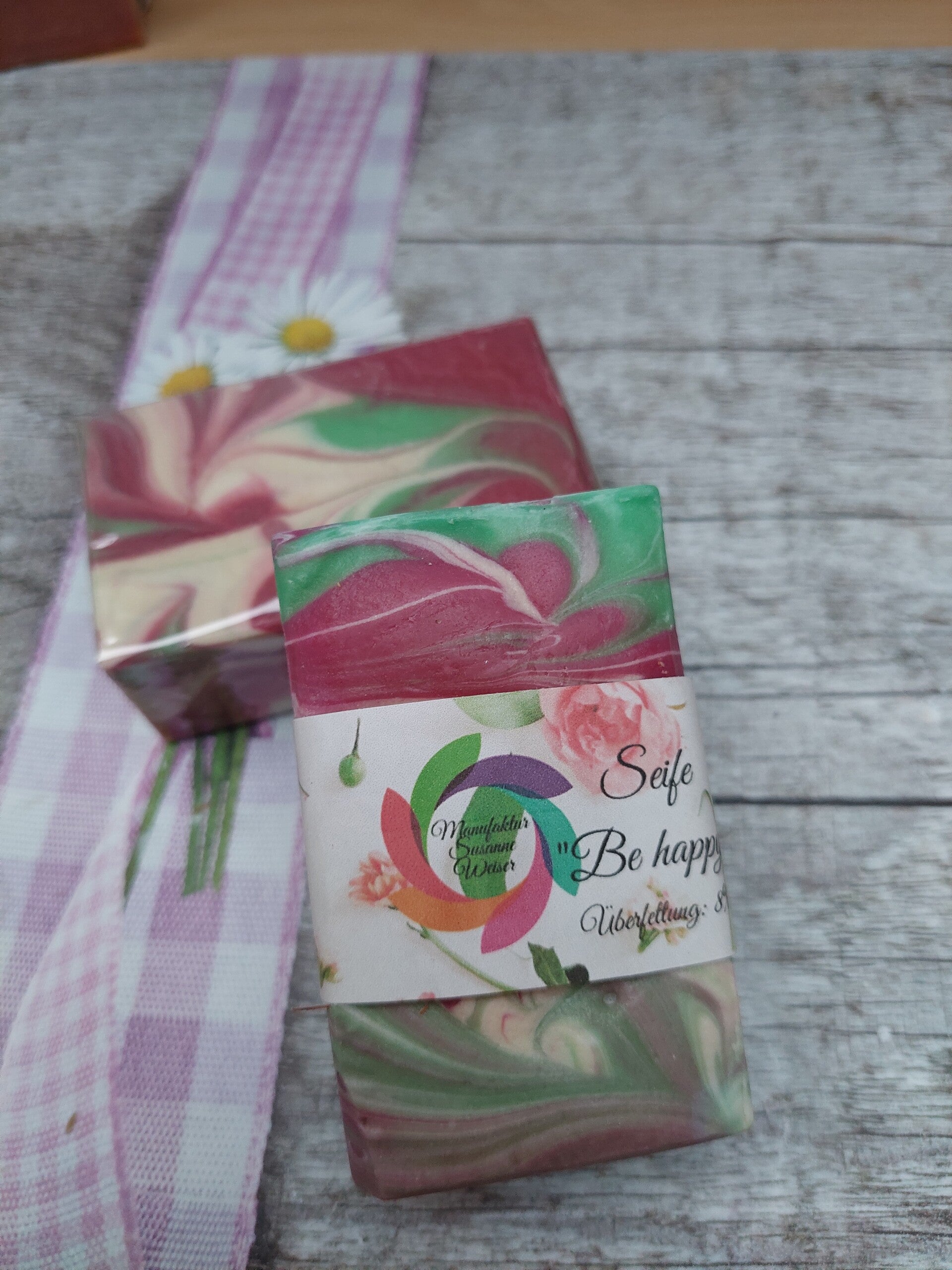Seife "Be happy" ÜF: 8 % Duft: Aprikose-Freesia