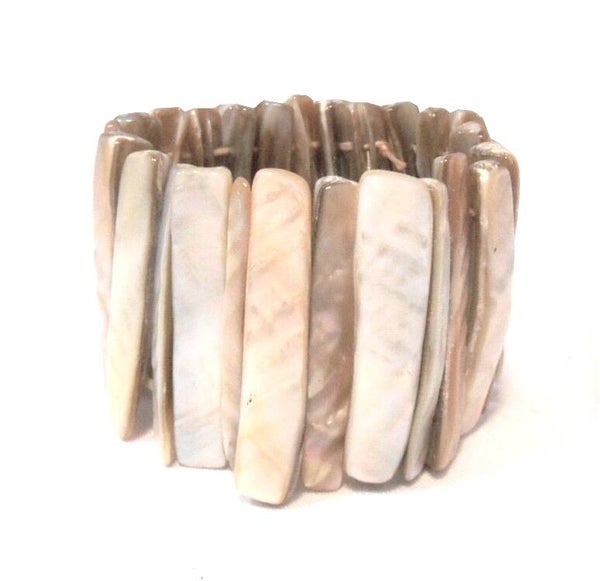 [9069]  Elastische armband van beige parelmoer