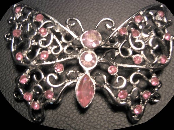 [11001]  Zilverkleurige vlinderbroche met roze strass
