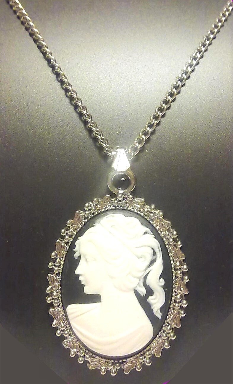 [8105]  Zilverkleurige ketting met zwart/witte camee-hanger