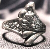 [12060]  Zilverkleurige ring (maat 18)