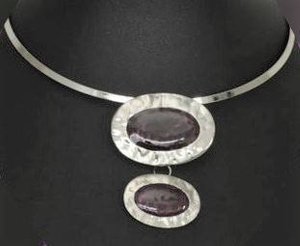 [8043]  Zilverkleurige spang met paarse hanger 