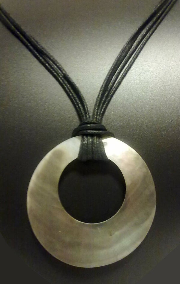 [8087]  Zwart waxkoord met grote ronde schelp 