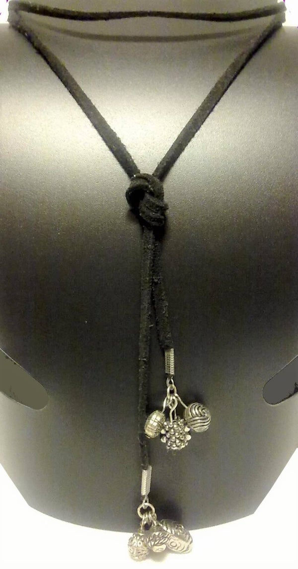 [8089]  Zwarte lange suede veter met zilverkleurige kralen 