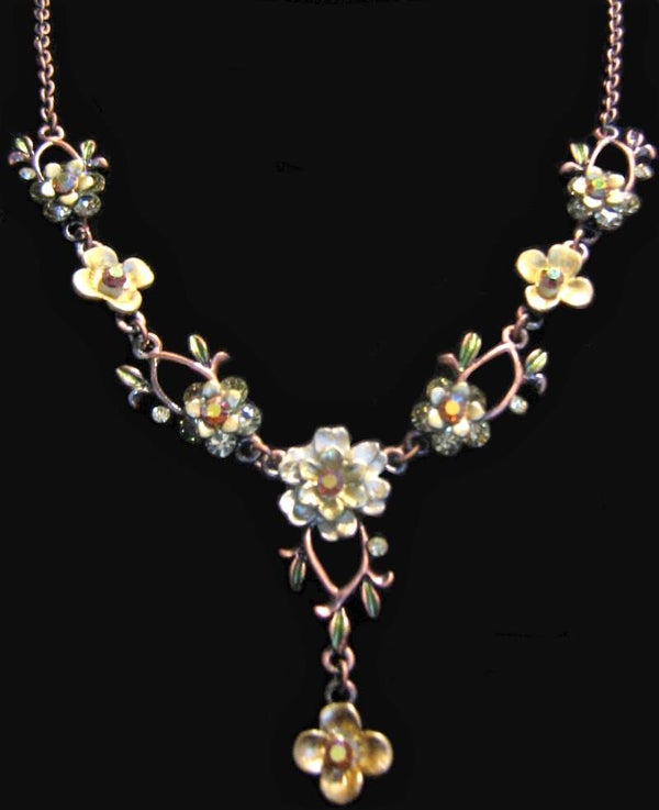 [8100]  Ketting met beige bloempjes en strass