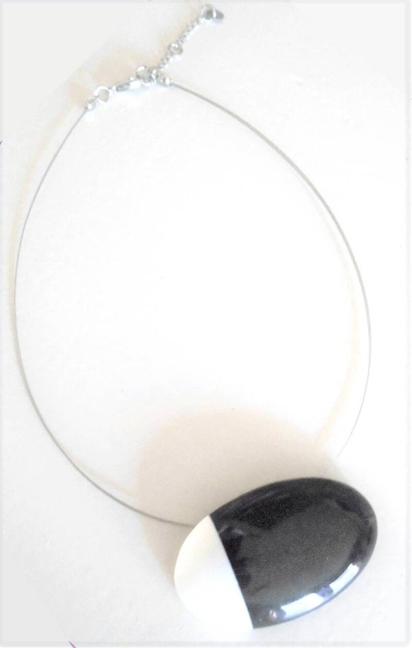 [8110]  Ketting van staaldraad met zwart/witte hanger