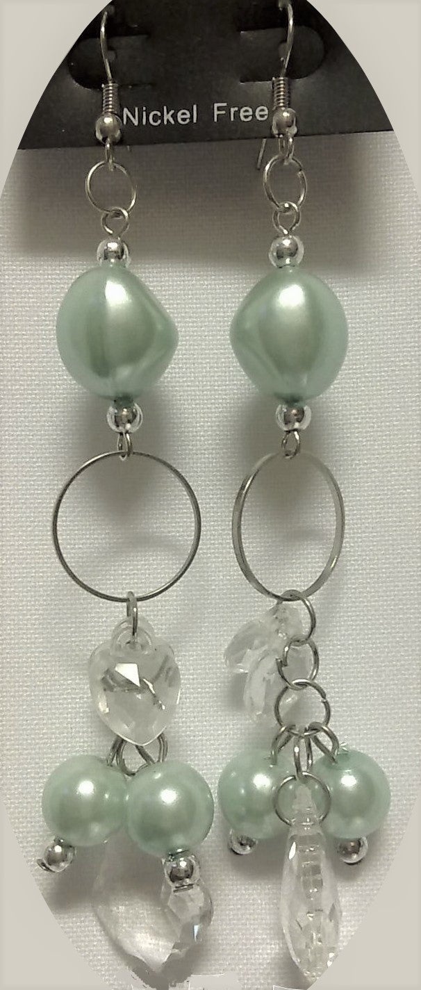 [10083]  Oorhangers met ;lichtgroene kralen