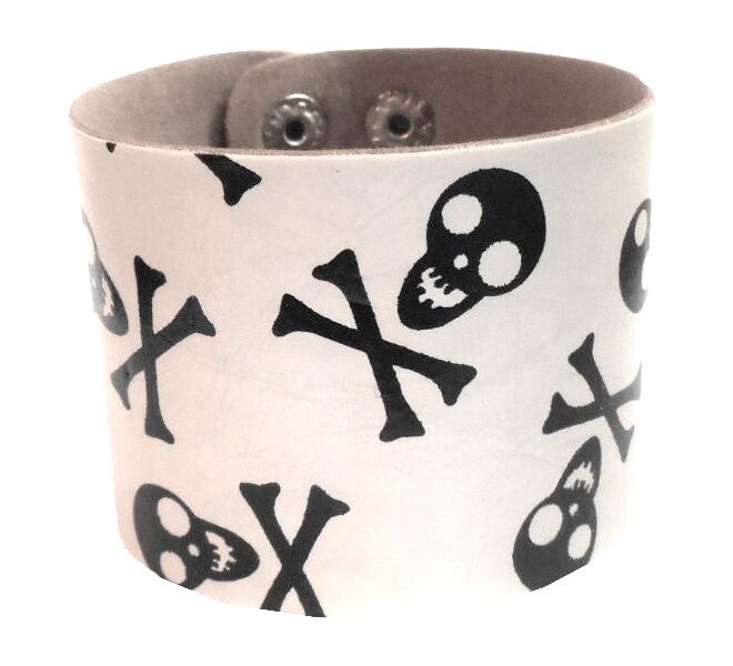 [9044]  Brede witte armband met zwarte skulls