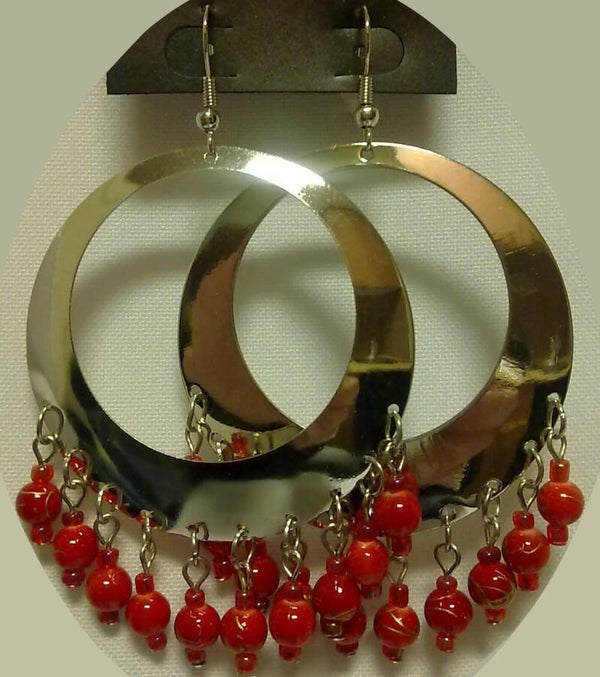 [10074]  Zilverkleurige ringen met rode kraaltjes 